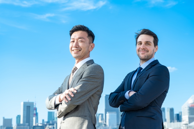 役員に外国人がいても宅建業免許は取得できる？